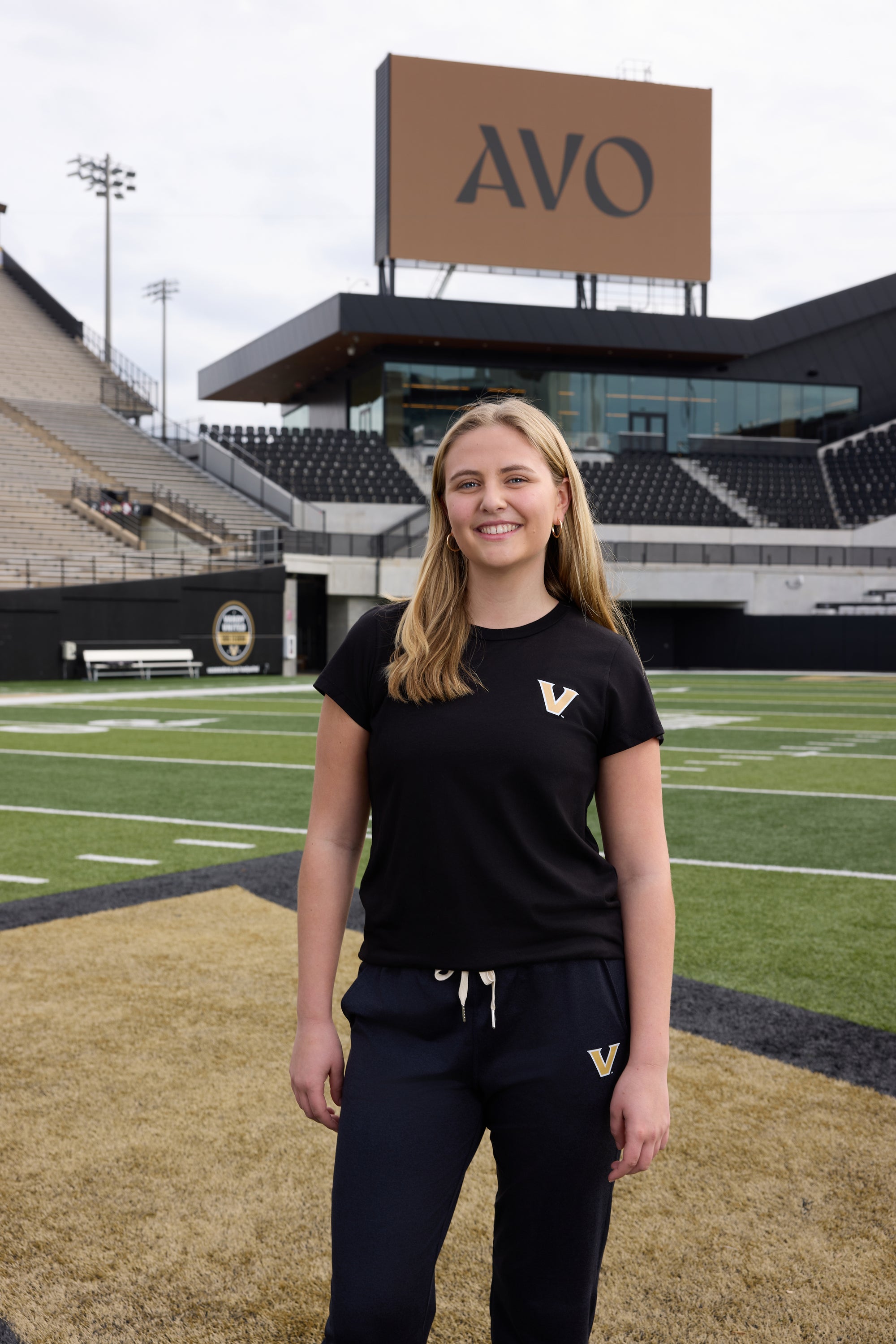 VANDY Logo Cloud Knit Crew Neck Womens Tee
